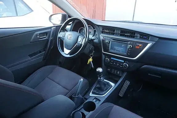 Toyota Auris 2015 photo 5
