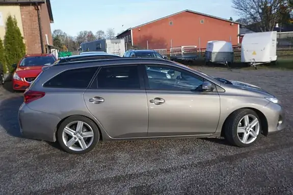 Toyota Auris 2015 photo 3