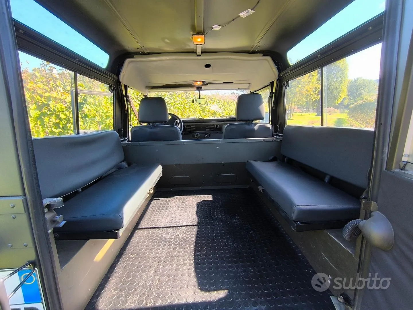 Land Rover Defender 2011 photo 5