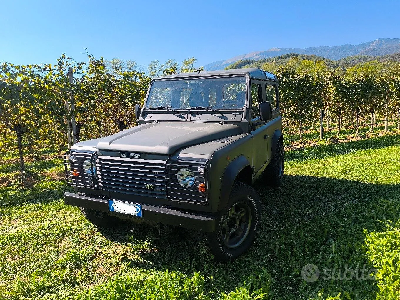 Land Rover Defender 2011 photo 2