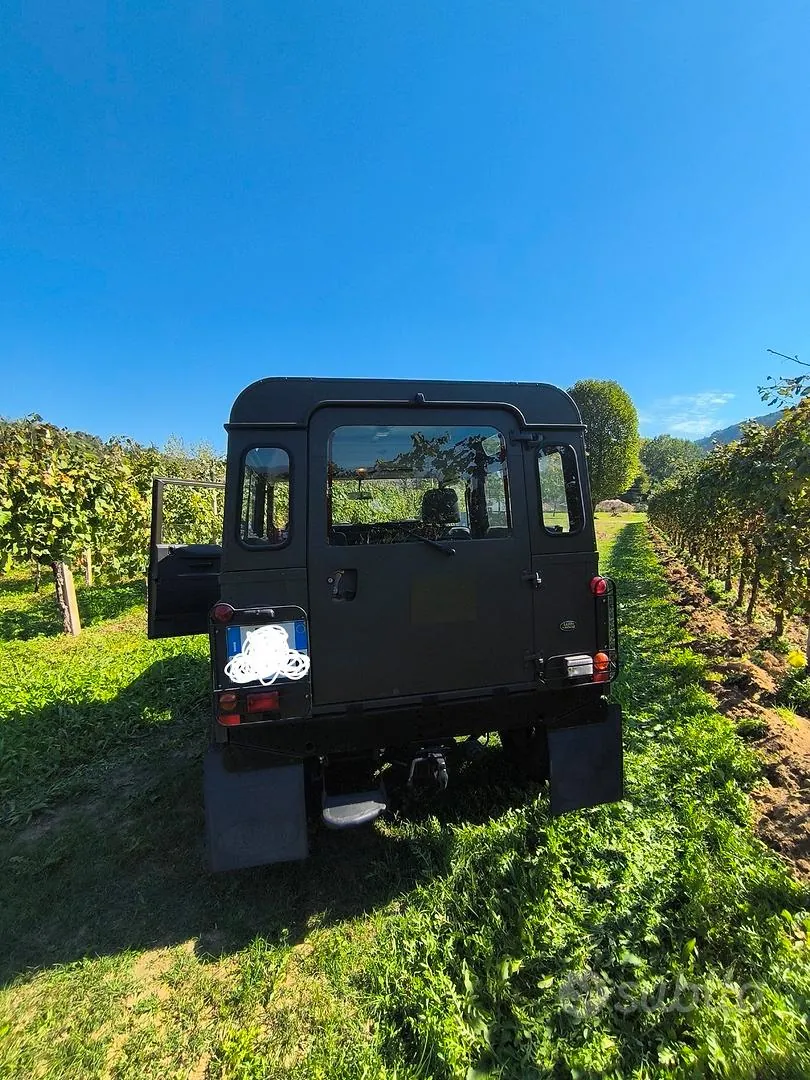 Land Rover Defender 2011 photo 4