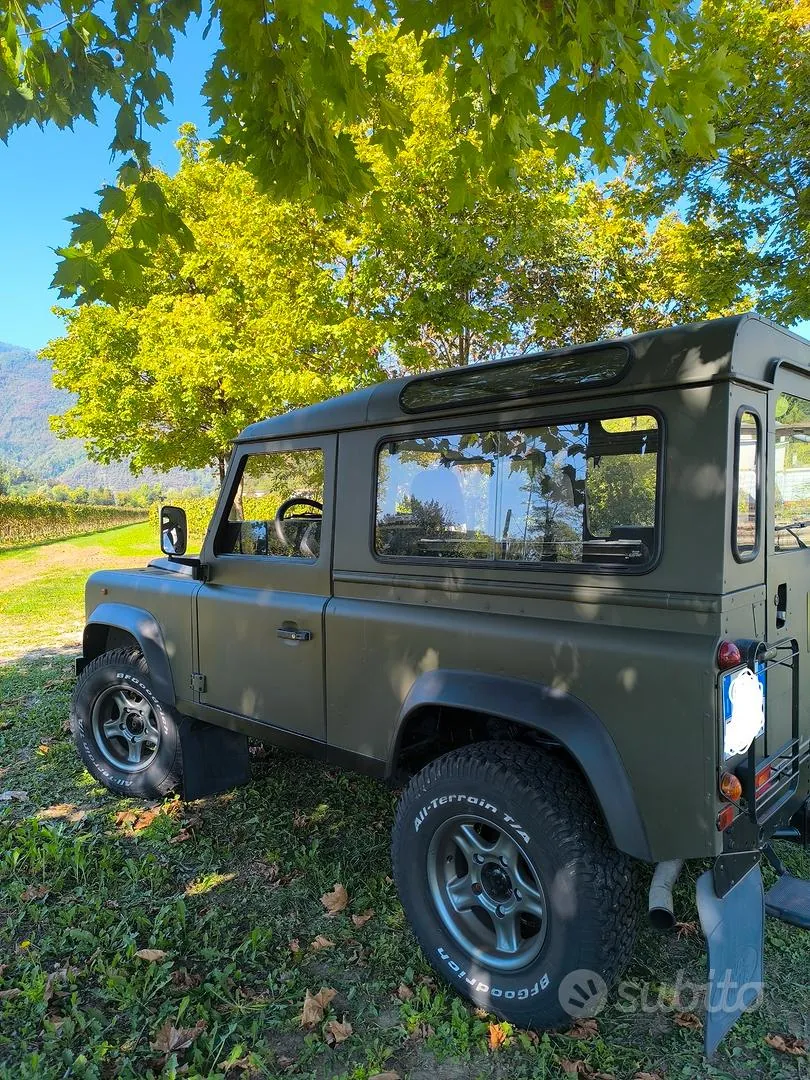 Land Rover Defender 2011 photo 3