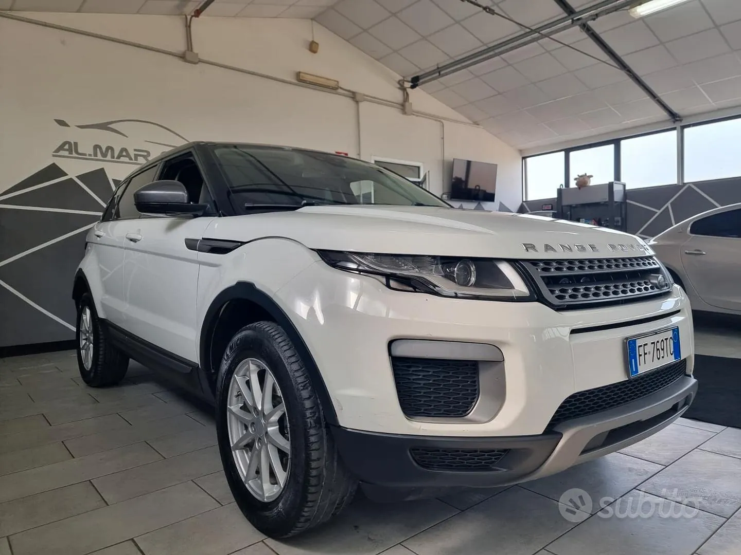 Land Rover Range Rover Evoque 2017 photo 3