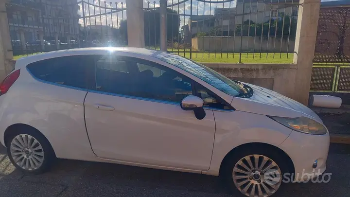 Ford Fiesta 2010 photo 3
