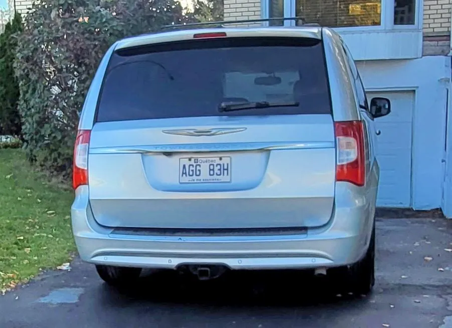 Chrysler Town & Country 2012 photo 2