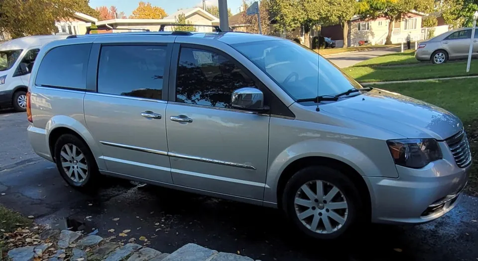 Chrysler Town & Country 2012 photo 3