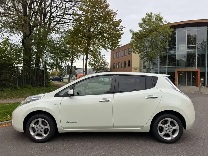 Nissan Leaf 2011 photo 2