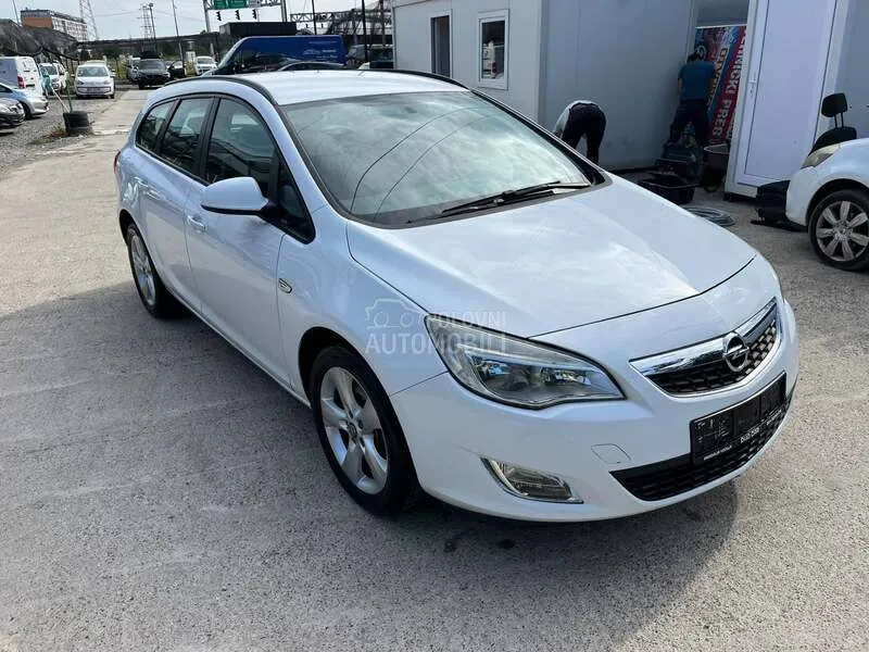 Opel Astra J 2010 photo 3