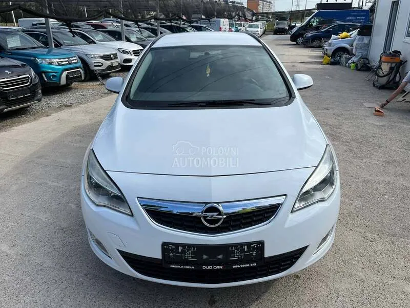 Opel Astra J 2010 photo 2