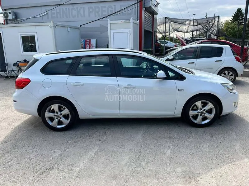 Opel Astra J 2010 photo 4