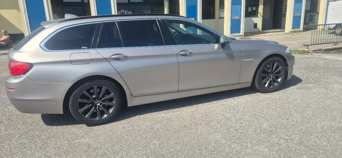 BMW 5 Series 2011 photo 2