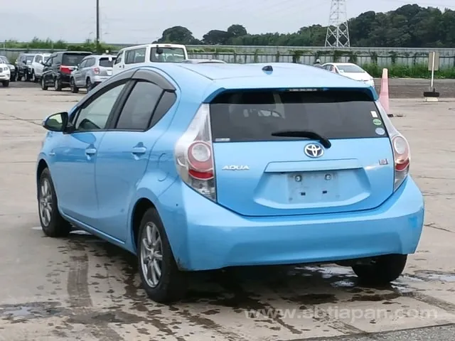 Toyota Aqua 2013 photo 5