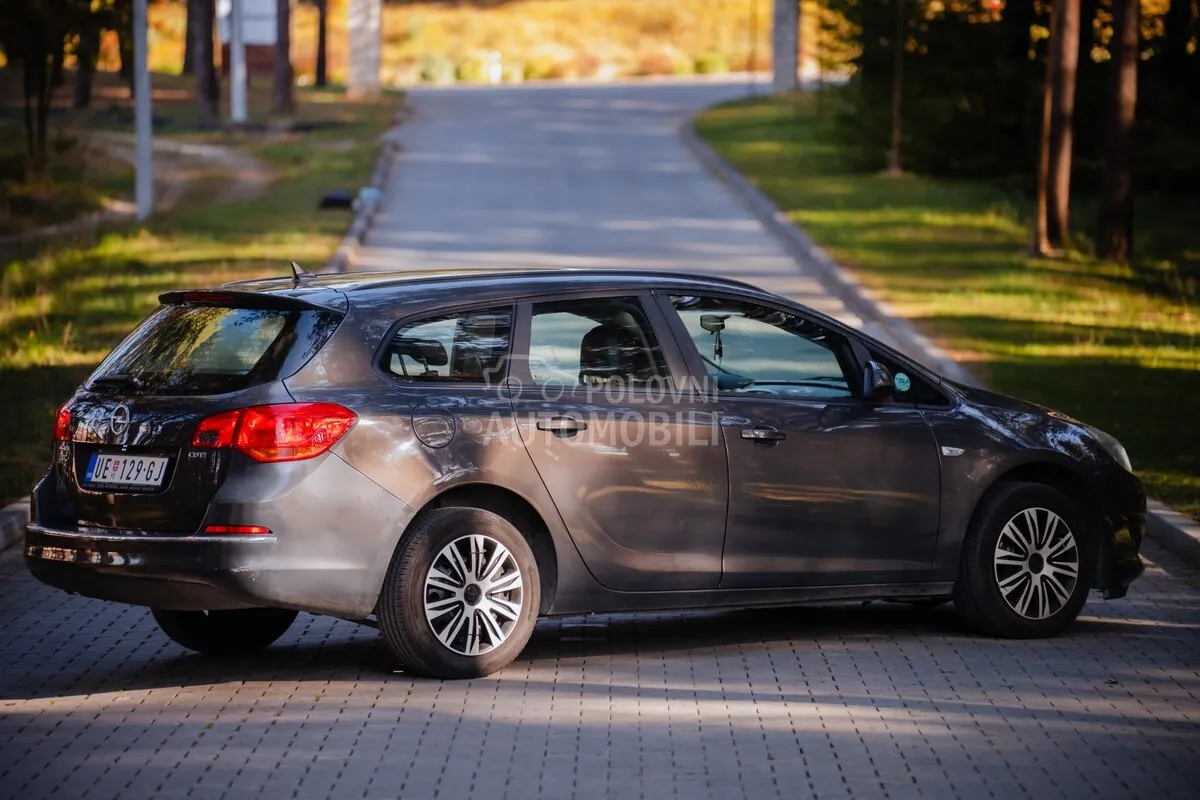 Opel Astra J 2012 photo 3