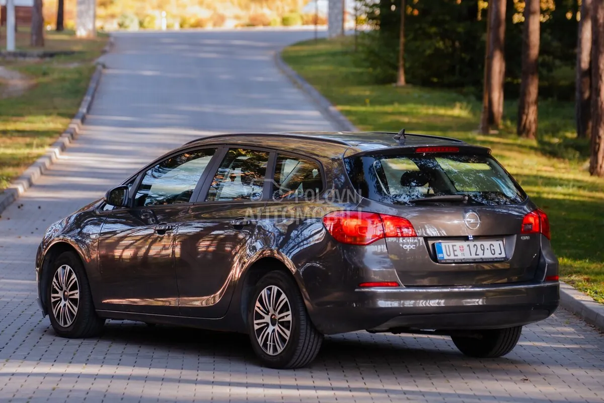 Opel Astra J 2012 photo 2