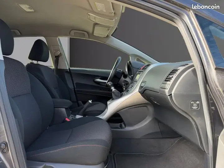 Toyota Auris 2011 photo 4
