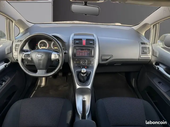 Toyota Auris 2011 photo 2