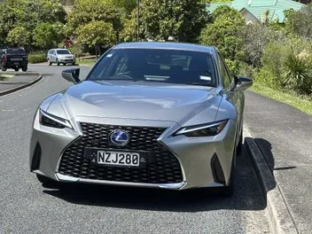 Lexus Is 300H 2022 photo 2