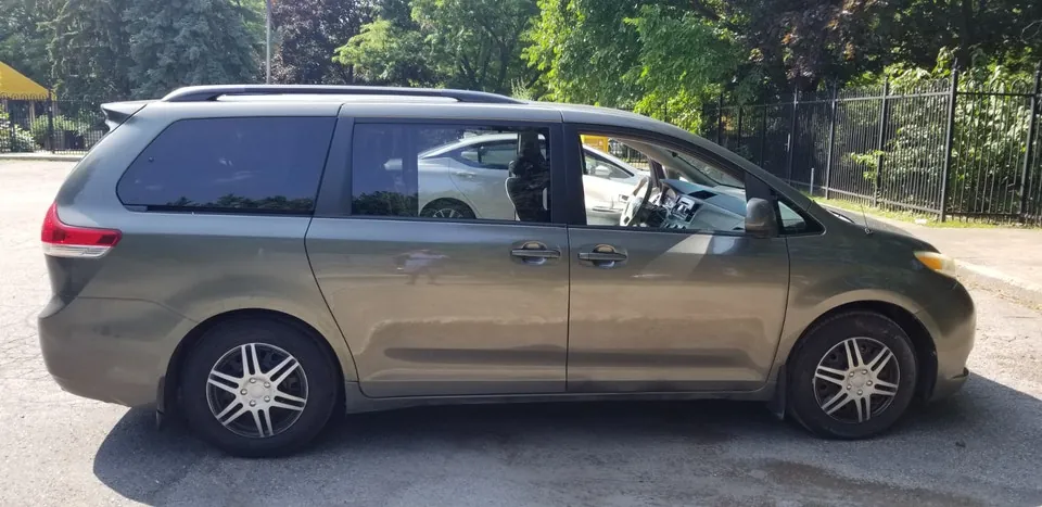 Toyota Sienna 2011 photo 3