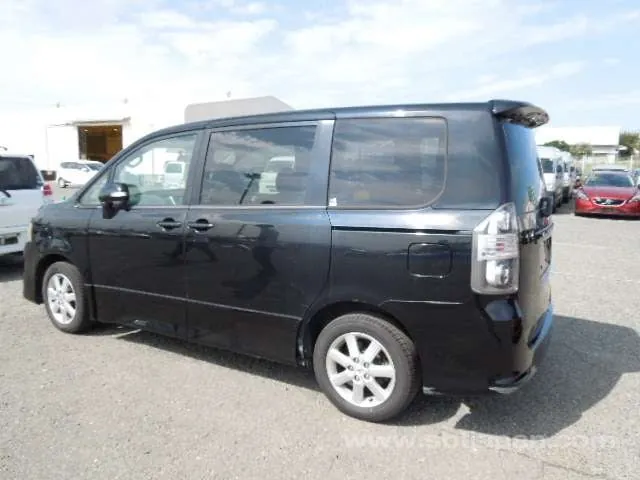Toyota Voxy 2009 photo 3