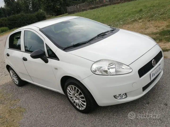 Fiat Grande Punto 2013 photo 2