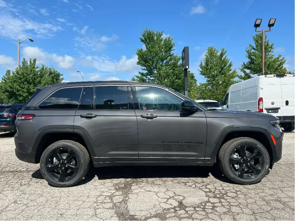 Jeep Grand Cherokee 2026 photo 3