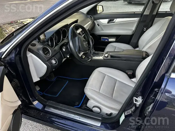 Mercedes-Benz C250 2012 photo 4