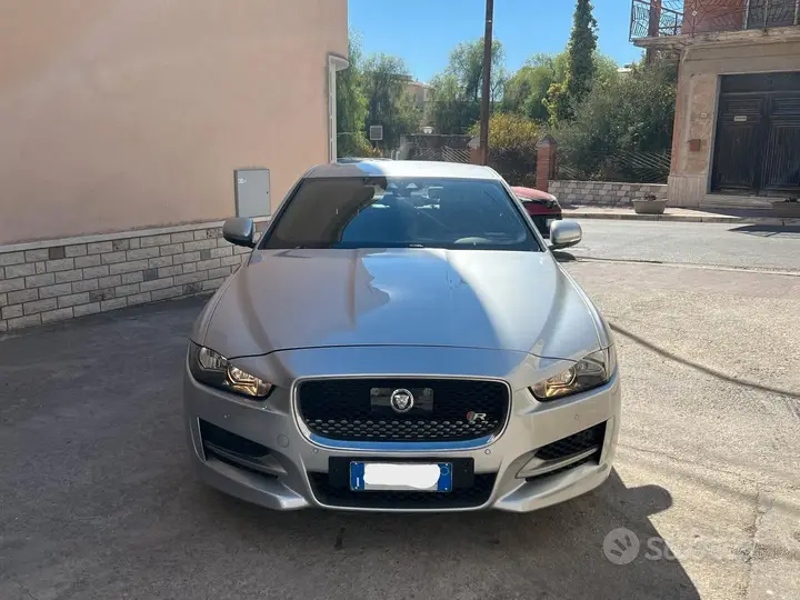 Jaguar Xe 2015 photo 2