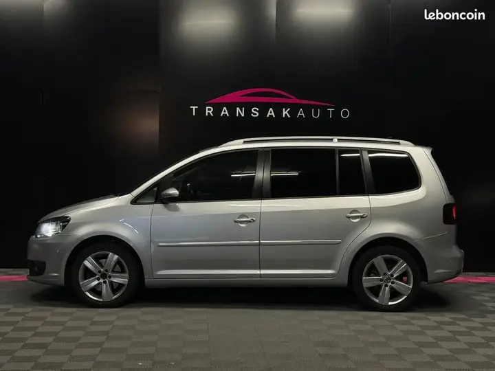 Volkswagen Touran 2011 photo 2