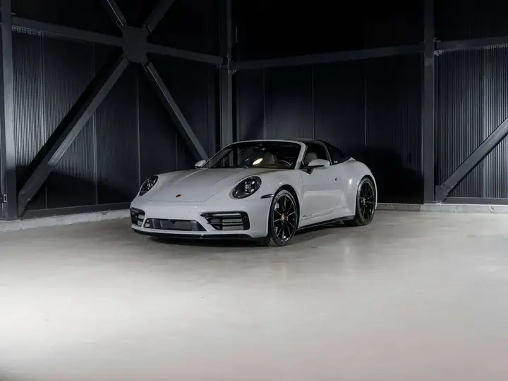 Porsche 911 2022 photo 2