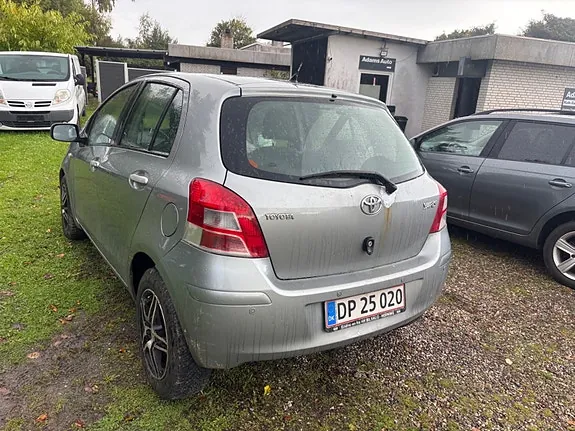 Toyota Yaris 2010 photo 3