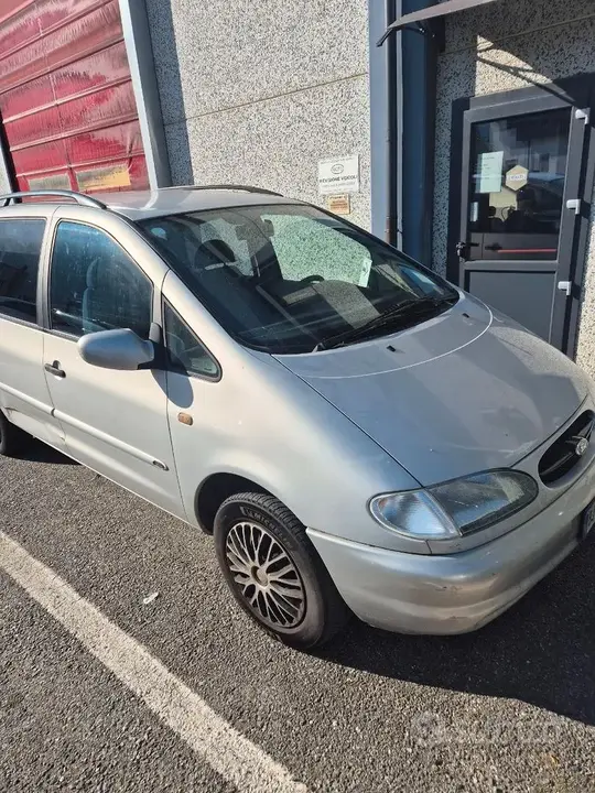 Ford Galaxy 2000 photo 2