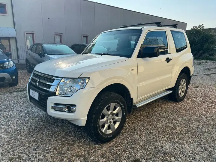 Mitsubishi Pajero 2017 photo 2