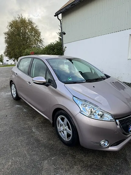 Peugeot 208 2012 photo 2