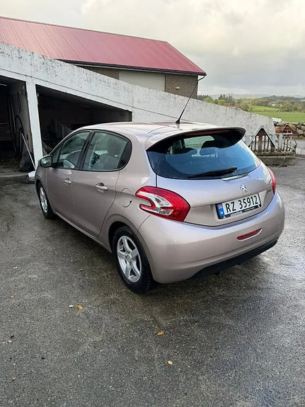 Peugeot 208 2012 photo 3