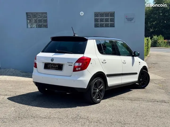 Skoda Fabia 2011 photo 2