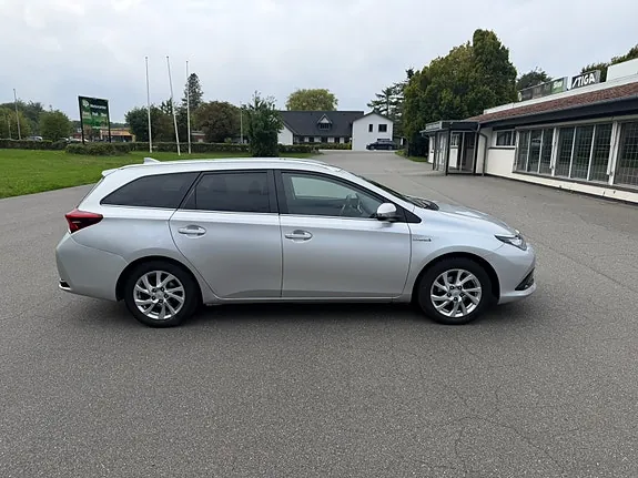 Toyota Auris 2015 photo 4
