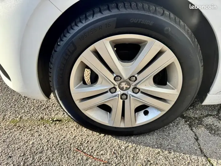 Peugeot 208 2018 photo 3