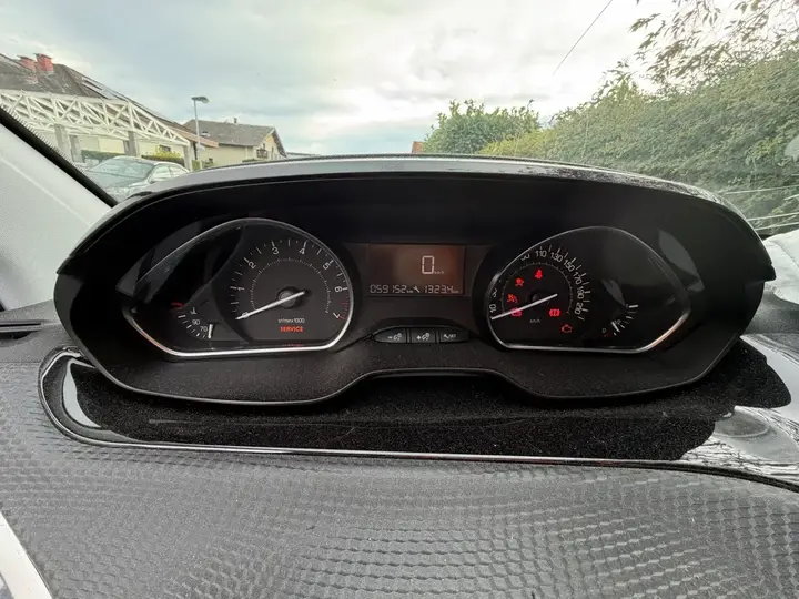 Peugeot 208 2015 photo 3
