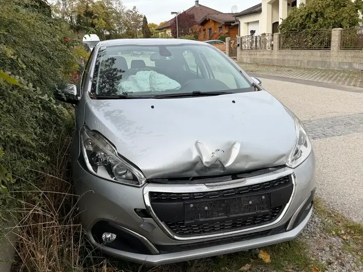 Peugeot 208 2015 photo 2