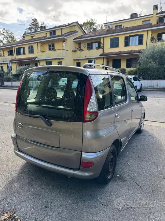Toyota Yaris Verso 2004 photo 2