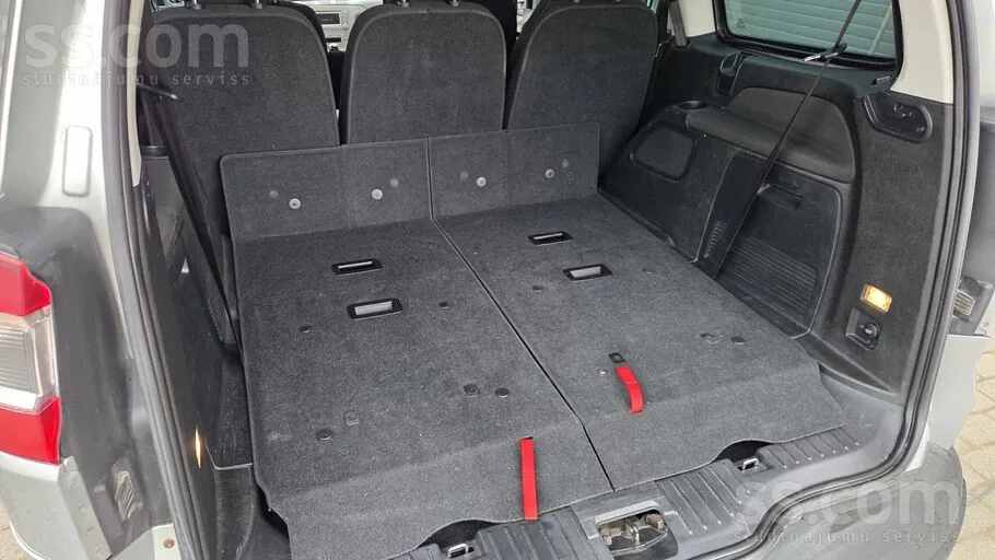 Ford Galaxy 2010 photo 3