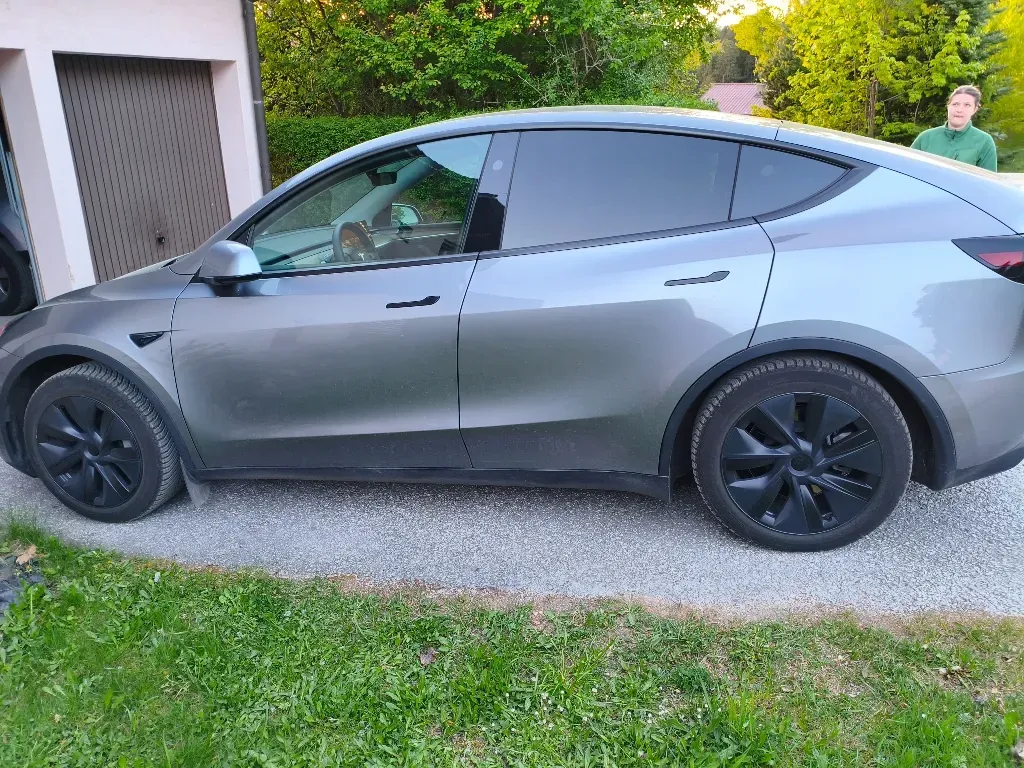 Tesla Model Y 2024 photo 3
