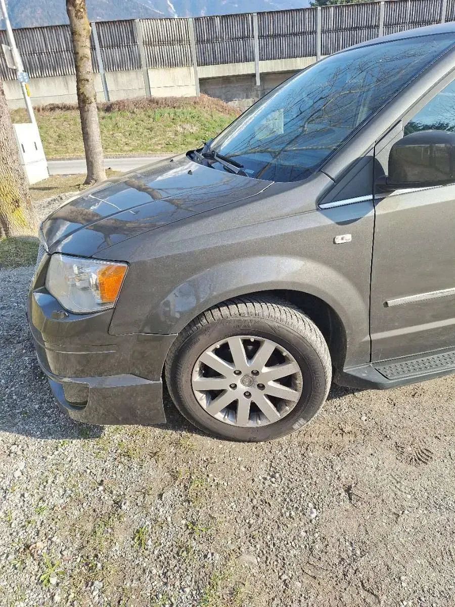 Chrysler Voyager 2010 photo 2