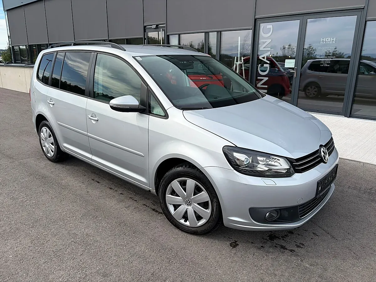 Volkswagen Touran 2011 photo 2