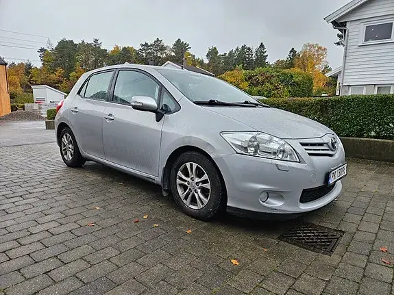 Toyota Auris 2012 photo 2
