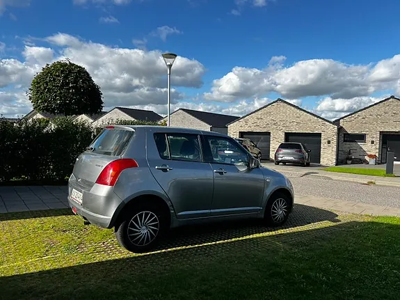 Suzuki Swift 2005 photo 2