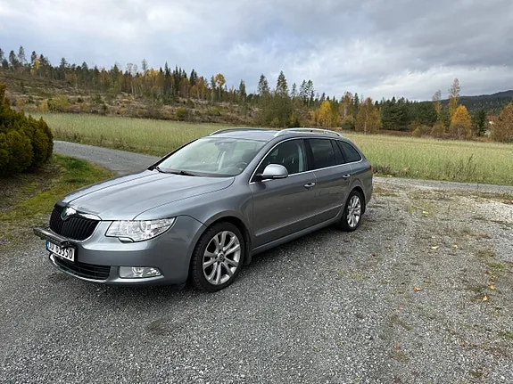 Skoda Superb 2013 photo 2
