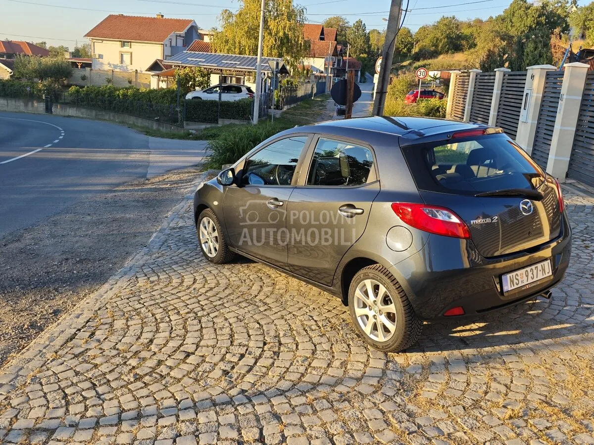 Mazda 2 2009 photo 2