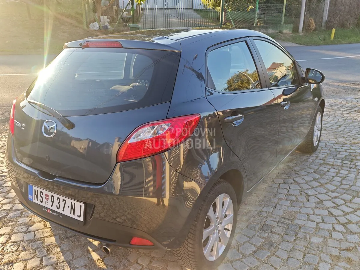 Mazda 2 2009 photo 4