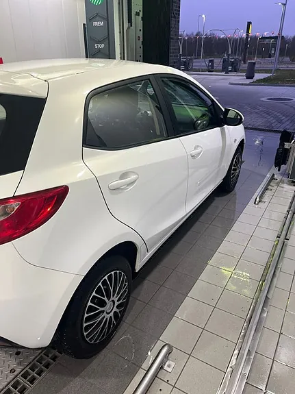 Mazda 2 2011 photo 3